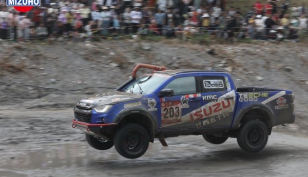 鏖战东川泥石流！全新 D-MAX 3.0T 硬核征服“永不重复的赛道”
