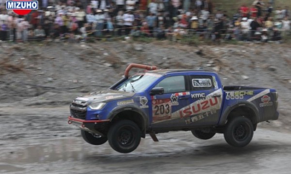 鏖战东川泥石流！全新 D-MAX 3.0T 硬核征服“永不重复的赛道”