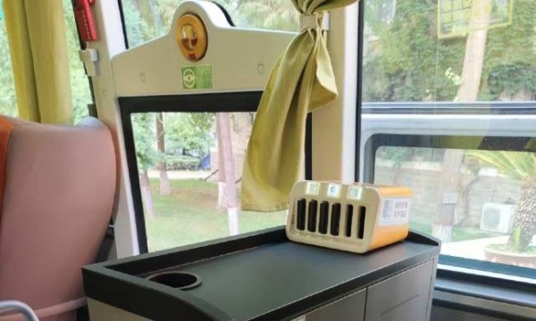 陕西省多辆大巴配置共享充电宝为旅行充电